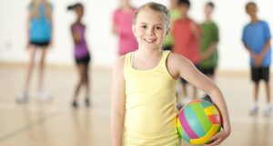 Le attività sportive di squadra possono essere l'ideale per un bambino amichevole. 
