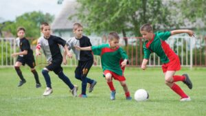 Tuttavia, molti specialisti concordano sul fatto che le attività sportive di gruppo svolgono un ruolo enorme nella crescita fisica e psicologica dei giovani. 