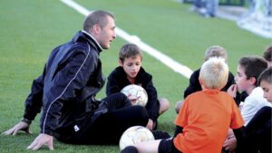 I benefici dello sviluppo fisico dal giocare a calcio sono chiari, tuttavia non dobbiamo dimenticare i vantaggi per lo sviluppo emotivo del giovane: 